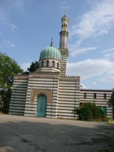 die Moschee (enthält ein Pumpspeicherwerk)